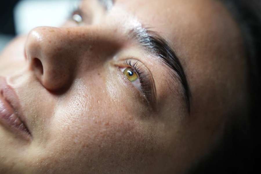 Gros plan d'un regard avec lashlift et sourcils structurés